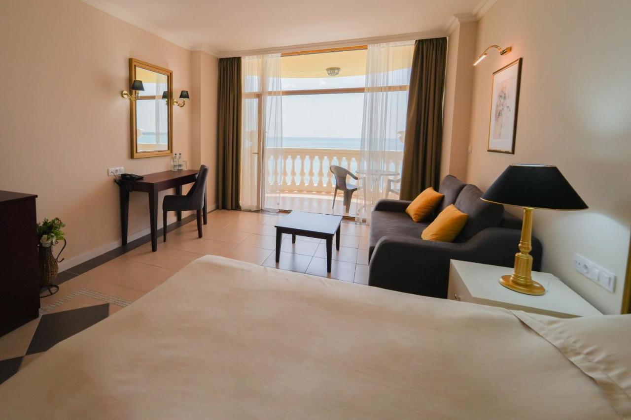 Chambre Double Supérieure avec Balcon - Vue sur Mer (2 Adultes + 2 Enfants)