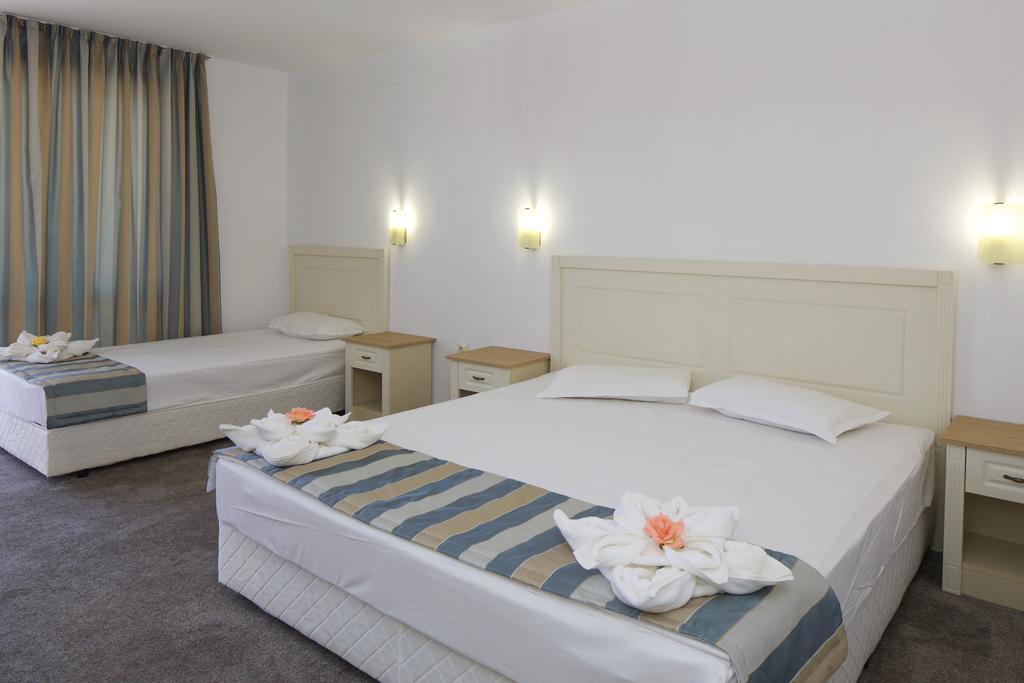 Deluxe Familiekamer met Balkon (3 Volwassenen + 1 Kind)