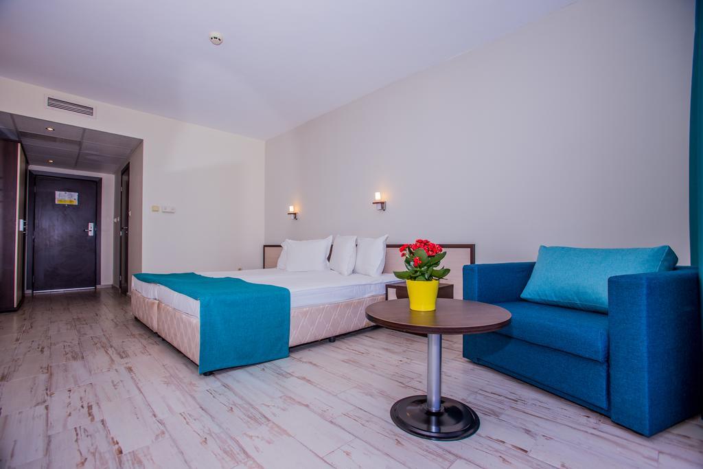 Zweibettzimmer mit Balkon (2 Erwachsene + 2 Kinder)